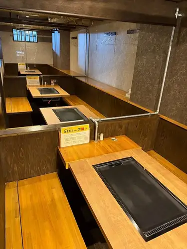 鉄板付きのテーブルを4名様掛けで6卓ご用意しております◎自慢の料理を熱々の状態でご堪能いただけますので、お食事をゆっくりとお楽しみください♪少人数でのご利用や、ご家族でのお食事、会社仲間との宴会などどんなシーンにもオススメのお席となっております!皆様でのご来店を心よりお待ちしております◎