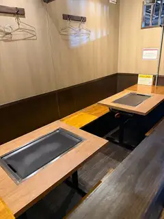 お仲間内での集まりに最適なテーブル席をご用意しております!広々とした6名様掛けのテーブル席を3卓完備しておりますので、各種ご宴会や少人数での飲み会など様々なシーンにぴったりです♪看板メニューのもんじゃ焼きや串カツをはじめ、充実したお料理を囲みながら賑やかで楽しい時間を皆様でお過ごしください◎