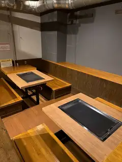 女子会などの各種お集まりにもぴったりな空間です!足を伸ばしてゆったりと寛げる掘りごたつ席を完備しております♪4名様掛けのお席3卓をご用意しておりますので、少人数での飲み会やプライベートなひとときを過ごすのにも最適◎落ち着いた雰囲気の店内で、大切な仲間と特別な時間をお過ごしください。