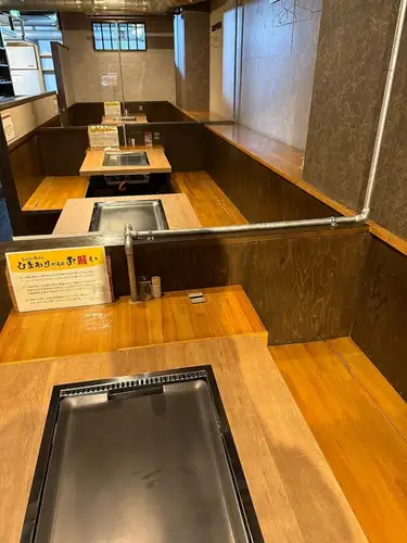 広々空間でもんじゃ焼き・串カツを心ゆくまでご堪能!