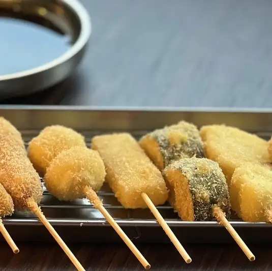 【サクサク衣が絶品】みんなでシェアして楽しめるボリューム満点の「串カツ盛り合わせ」♪