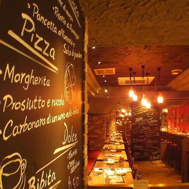 The stylish interior with wine-lined shelves and a blackboard for recommended dishes has a casual and open atmosphere.You can enjoy the atmosphere as if you were in an authentic Italian izakaya with its interiors such as indirect lighting and wall decorations.