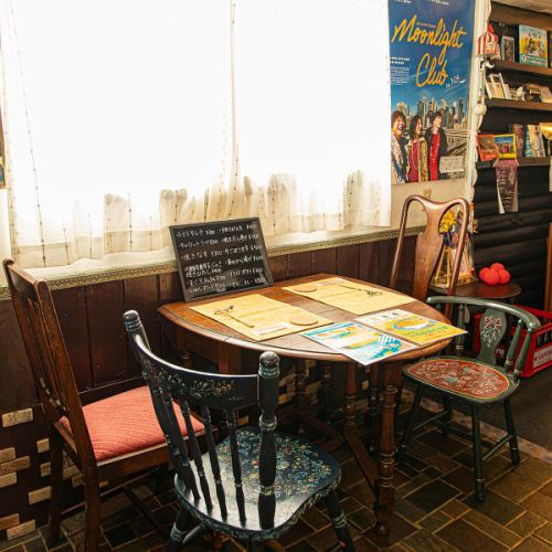 <p>【少人数でも安心の隠れ家◎】当店の店内は、4名様用のテーブル席1席をご用意しており、友人や家族との少人数での利用にぴったりです。静かな雰囲気の中で、特別なひとときをお楽しみいただけます。落ち着く空間で、心温まるお食事をお楽しみください。</p>