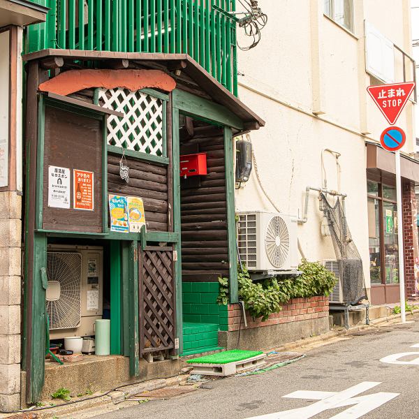 【最大10名様までの貸切OK◎】最大10名様までの貸切が可能で、誕生日パーティーや歓送迎会など、大人数での利用にも対応しています。アンティークの家具を使用したレトロな店内で、特別なひとときを過ごすのに最適な場所です。