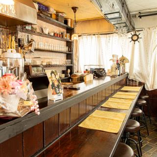 カウンター席は6席ご用意しており、お一人様や少人数での訪問にぴったりです。旬の食材を使った料理を味わうひとときは格別です。