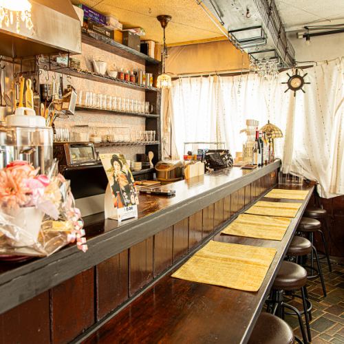 カウンター席は6席ご用意しており、お一人様や少人数での訪問にぴったりです。旬の食材を使った料理を味わうひとときは格別です。