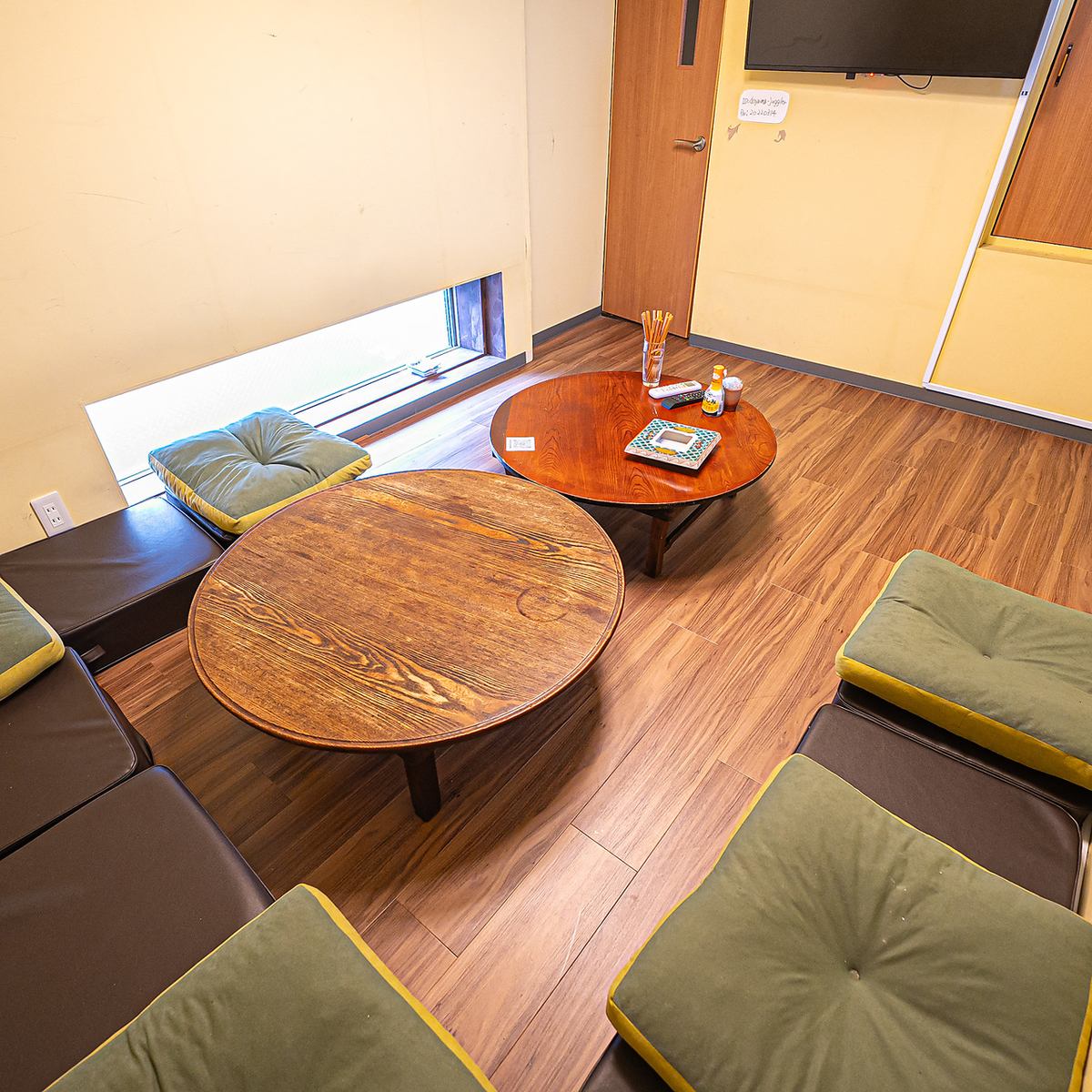 The third floor has a private room that can accommodate 6 to 10 people.