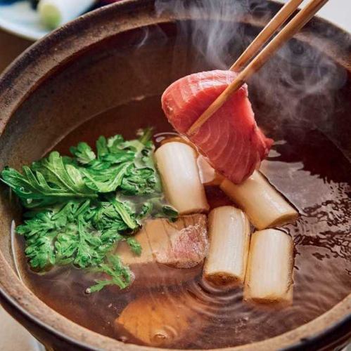 江戸由来の伝統鍋を囲みながら旨い肴をご堪能あれ！
