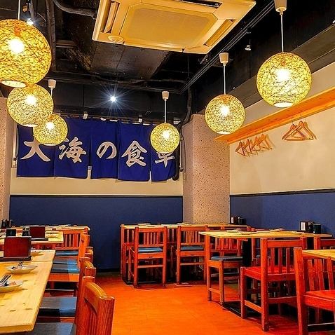 【団体予約、大歓迎★】広々とした店内はお隣との間隔もあるので安心してご利用いただけます！奥のテーブル席では団体様でご利用にも最適♪ご宴会・貸切などお気軽にお問い合わせください！