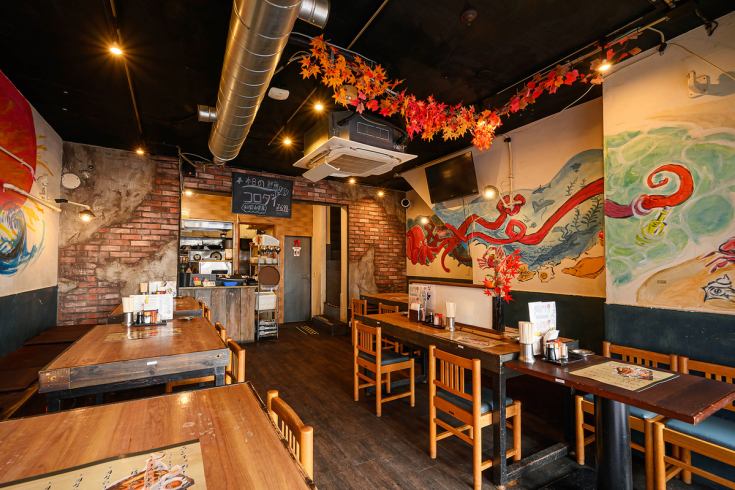 距離淺草橋站1分鐘路程。店內有設計師壁畫。