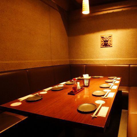 The relaxing private rooms can accommodate 4-14 people! Okinawa LIVE is also held.