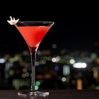 ディナータイムのご利用は、中学生以上とさせていただいております。いつもとは違う目線で広島の夜景を楽しみながら、大切な人と美味しい料理とお酒をご堪能ください。ゆったりとした時間が流れる上質空間で素敵なひとときをお過ごしいただけます。なお、ランチタイムはお子様連れもご利用いただけます。