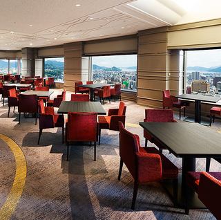 どの席からも広島の景色をお楽しみいただけます。優雅なランチタイム、ティータイムを心ゆくまでお過ごしください。