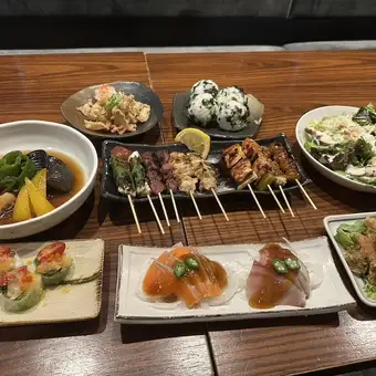 【2H飲放付】全9品4,000円！宴会にピッタリ！自慢の炭火焼鳥5種盛り付