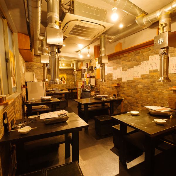 【木製のテーブルがオシャレな雰囲気を醸し出す店内】1階は20～24名様、2階は20～30名様まで、それぞれフロア貸切が可能です。周囲を気にせずお過ごしいただけますので、歓送迎会や打ち上げといった会社宴会、懇親会や同窓会など、大人数でのご宴会にぴったりです。ご利用人数など、ご相談はお気軽にどうぞ。