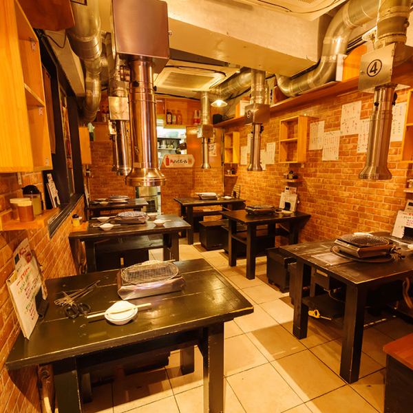 【渋谷×焼肉×食べ放題は縁で】店内は全席テーブル席。行き来もしやすく皆様で会話を楽しめます。絶品焼肉を囲めば会話も弾んで、一体感が高まること間違いなし！ご友人同士やサークルの会合、ご家族でのお食事など、様々なシーンでご利用ください。清潔感溢れる空間は、女子会やママ会などにもぴったりです。