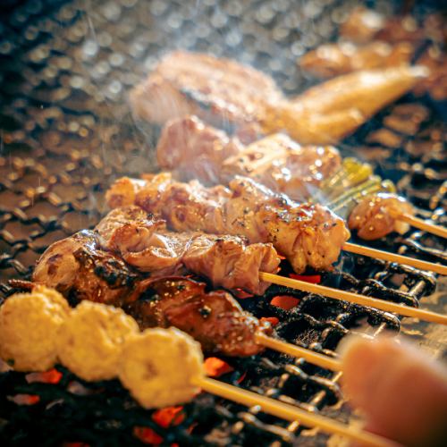 ≪Delivers mouthwatering charcoal-grilled yakitori at reasonable prices≫