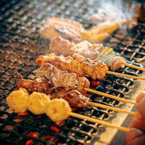 <<Exquisite signature menu with the aroma of charcoal grilling>> Various Yakitori skewers from 100 yen (tax included) per skewer!