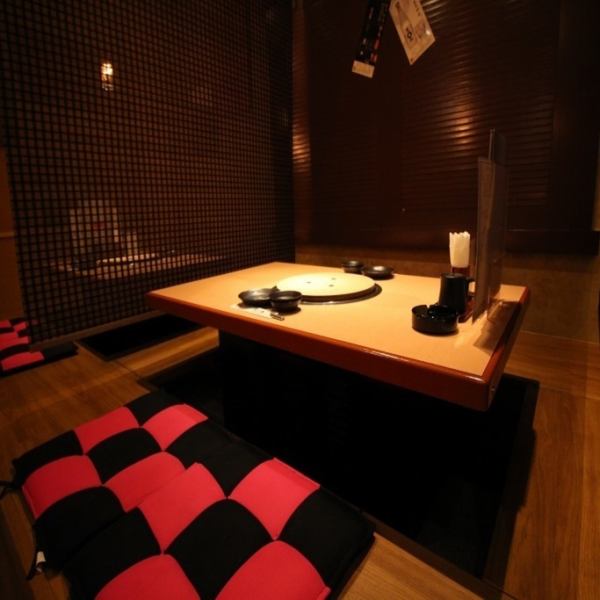 [帶挖牆的半私人房間，帶隔板]挖tatatsu座位可分為半私人房間。可供2至10人使用♪可用於各種場合，例如僅2人約會，家庭用餐，公司宴會和與同事用餐的場合。請在輕鬆的空間中享用高品質的烤肉。