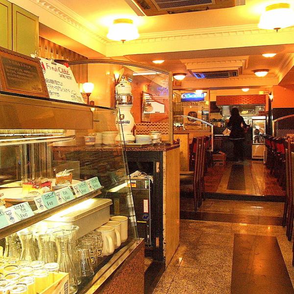 お店に入るとすぐ目につくデザートケース。なくなり次第終了なので、お気に入りはお早めにご注文を♪