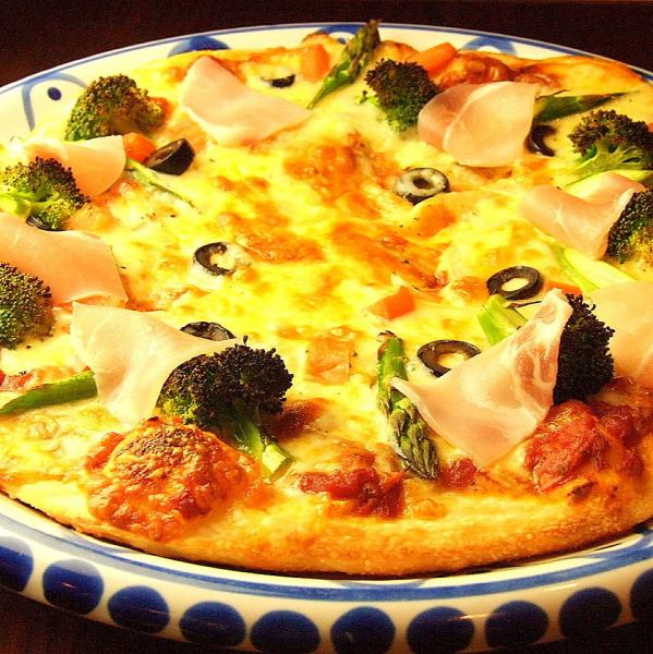 ブロッコリーとグリーンアスパラと生ハムとのPizza