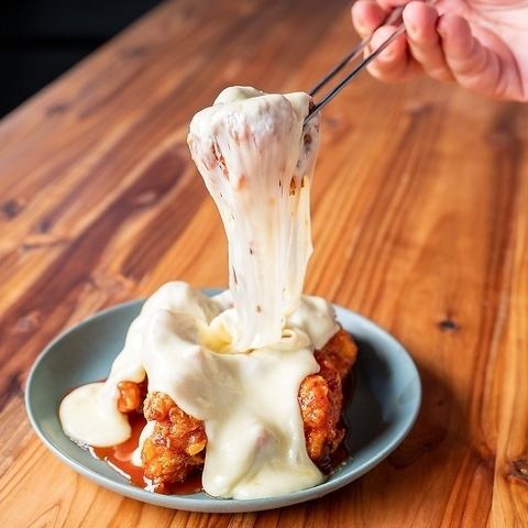 ご飯もお酒も進む「韓国フライドチキン」♪チーズトッピングも◎