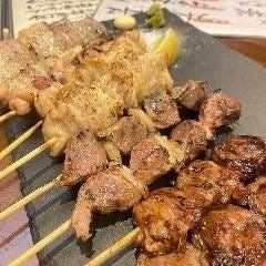 【适合聚会◎附120分钟无限量畅饮】4种鲜鱼、炭火烤鸡肉串、牛腩排铁板烧等8道菜品“5,000日元套餐”