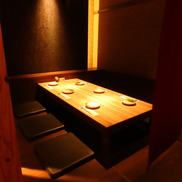 【2階テーブル席:2～4名様×8卓やわらかな暖簾が仕切るプライベート空間で、心ほどける和のひとときを。鮮度抜群の「朝獲れ鮮魚」と、香ばしく焼き上げる「自慢の炭火焼き鳥」をご堪能いただけます。周囲を気にせず過ごせる落ち着いたテーブル席は、大切な方との語らいや、粋な大人飲みに最適です。