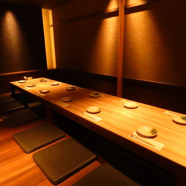 【2階掘りごたつ個室:4～6名様×4部屋】黒崎駅チカの好立地。和の情緒漂う「完全個室」は、足を伸ばしてくつろげる掘りごたつ式。その日の朝に水揚げされた「獲れたての海の幸」と、職人がじっくり火入れした「香り高い炭火焼き鳥」をお楽しみいただけます。大人の隠れ家のような空間は、大切な接待や、ご宴会に最適です。