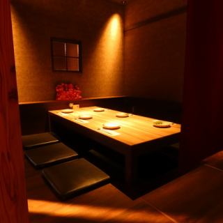 【二楼桌椅:8 张 2-4 人桌】在柔软的暖帘隔开的私密空间里,享受轻松的日式时光。尽情享用我们格外新鲜的“新鲜捕捞的鱼”和我们招牌的“炭烤鸡肉串”,烤制得恰到好处。我们宁静的餐桌座位,让您可以放松身心,无需担心周围环境,非常适合与爱人进行亲密交谈或优雅的成人饮酒。