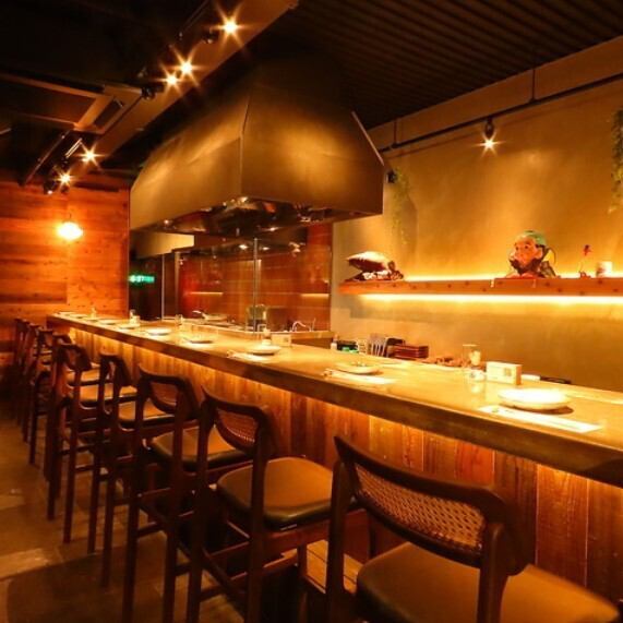 【1階カウンター席:1～2名様×5席】芳醇な炭火の香りと、職人の鮮やかな手捌き。カウンター席は、調理の「ライブ感」を贅沢に味わえる特等席です。目の前で焼き上がる熱々の焼き鳥や、旬の鮮魚が捌かれる様は圧巻。お一人様はもちろん、肩を並べて語らうデートにも最適です。一皿ごとに魂を込める、至福のひとときを。