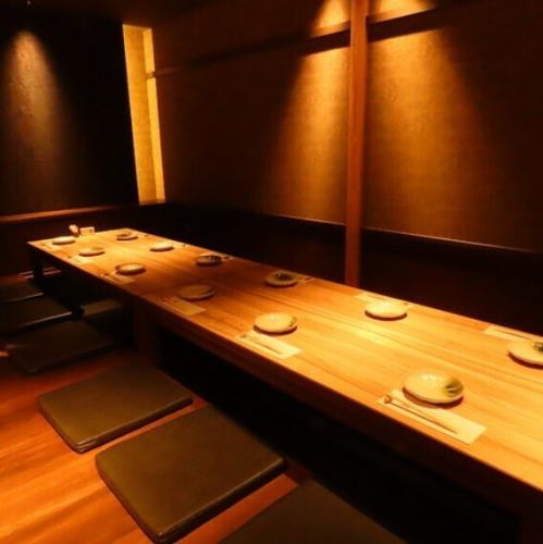 【二楼私人包间，设有下沉式座椅】光线恰到好处，营造出轻松舒适的空间。