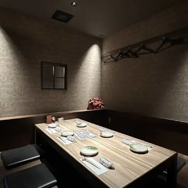 【2階テーブル席:2～4名様×8卓やわらかな暖簾が仕切るプライベート空間で、心ほどける和のひとときを。鮮度抜群の「朝獲れ鮮魚」と、香ばしく焼き上げる「自慢の炭火焼き鳥」をご堪能いただけます。周囲を気にせず過ごせる落ち着いたテーブル席は、大切な方との語らいや、粋な大人飲みに最適です。