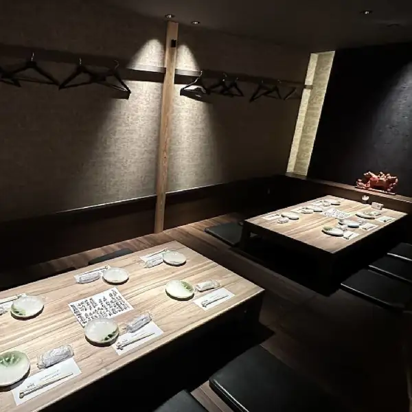 【2階掘りごたつ個室:4～6名様×4部屋】黒崎駅チカの好立地。和の情緒漂う「完全個室」は、足を伸ばしてくつろげる掘りごたつ式。その日の朝に水揚げされた「獲れたての海の幸」と、職人がじっくり火入れした「香り高い炭火焼き鳥」をお楽しみいただけます。大人の隠れ家のような空間は、大切な接待や、ご宴会に最適です。