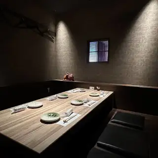 【2階テーブル席:2~4名様×8卓】やわらかな暖簾が仕切るプライベート空間で、心ほどける和のひとときを。鮮度抜群の「朝獲れ鮮魚」と、香ばしく焼き上げる「自慢の炭火焼き鳥」をご堪能いただけます。周囲を気にせず過ごせる落ち着いたテーブル席は、大切な方との語らいや、粋な大人飲みに最適です。