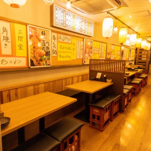 浜松駅徒歩3分！昔懐かしい大衆酒場の雰囲気とアットホームで温かな店内の雰囲気と気さくなスタッフがお出迎え！【テーブル席】移動可能なテーブル席は少人数から大人数までさまざまなシーンにお使いいただけます。宴会や女子会はもちろん、20名様以上で貸切もできます。ぜひお気軽にお問い合わせください※写真は系列店