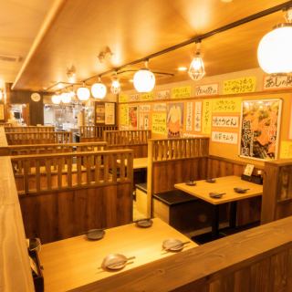 提灯が照らす温かみのある気軽に入りやすい雰囲気。おひとり様でも楽しめるカウンター席も。宴会、女子会など様々な利用シーンでご利用いただけます！お客様同士が仲良くなれるような、和気あいあいとした雰囲気が持ち味です。※写真は系列店