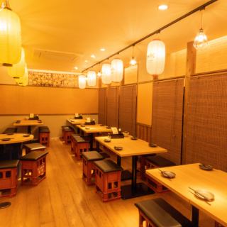 広々した店内は元気なスタッフがお出迎え！大人数でのご利用も大歓迎です！スタッフの元気な声が飛び交う店内！生ビールも飲み放題のプランで仕事終わなどにご利用ください♪こじんまりとしたプライベートな空間で、大切な仲間との楽しいひと時をお過ごしいただけます。貸切については、ご相談ください！！※写真は系列店