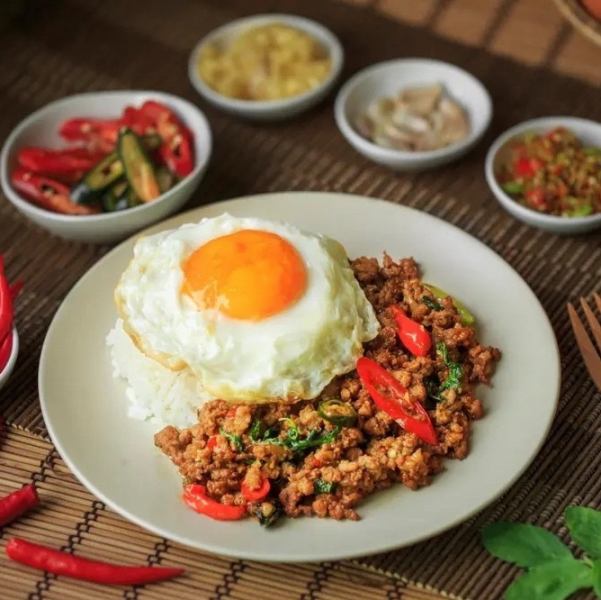 [Spicy flavor and rich aroma will whet your appetite ☆] Stir-fried chicken with basil + fried egg ◆ Khao Ga Pao 850 yen (tax included)
