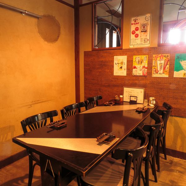 落ち着いた雰囲気の店内は、温かみのある照明が心地よい空間を演出しています。黒いテーブルと椅子が店内の雰囲気とマッチしてゆっくりと食事をお楽しみいただけます。こだわりの焼き鳥の香ばしい香りと相性抜群の様々なドリンクを心ゆくまでお楽しみいただけます。