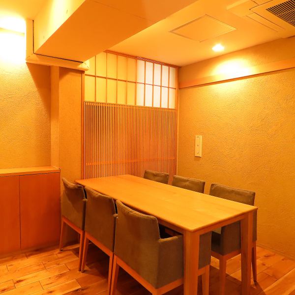 ≪個室≫ 落ち着いた雰囲気の個室席は接待や大切なお祝いに最適な空間です。和のテイストを感じる洗練されたインテリアが、おもてなしの心を引き立てます。心ゆくまで職人の技が光る絶品寿司を堪能できます。大切な方との特別な時間を彩る、落ち着きと上質さを兼ね備えた個室で、思い出に残るひとときをお過ごしください。