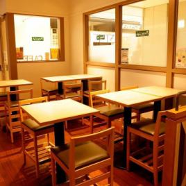 【約會席位】入口處有六張高桌。建議最多4人免費使用一人。因為商店的內部是玻璃面，所以您可以享受您的用餐和咖啡館的開放感。