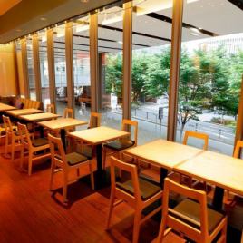 【Seating Suitable for Seating Banquet】 In front of the inside of the shop, there are 6 table seats for 2 people.A drinking party for up to 12 people is also possible if you connect the table for one or two people.Enjoy relaxing meals and sake while watching the fresh green seen through the glass ♪