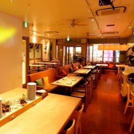 【Dating seats】 In the center of the store, there are nine table seats for two people.Because it is a sofa seat on only one side, you can relax comfortably.Recommended for one person as well as a couple or a small group meal and drinking party! You can also connect tables, so you can use it according to the scene.