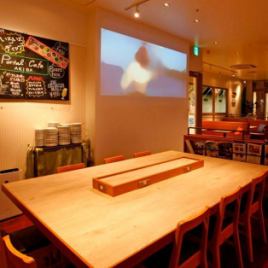 [Chargeable seat and large table seat] There is a large table seat that can be charged at the back of the store.It is possible to work while eating and drinking tea. Some people work alone and some are used for meetings.