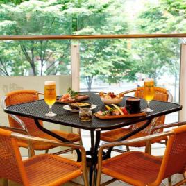 [景觀露台座椅]商店內外均設有露台座椅。您可以在啤酒園裡暢飲，與朋友一起用餐，或在開放空間裡度過輕鬆的時光。因為它有屋頂，所以可以在雨天使用。