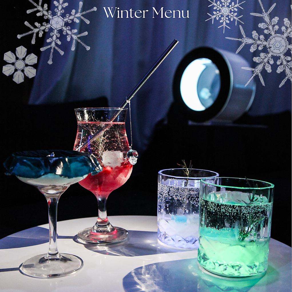 クリスマスに向けスノードームカクテルの冬限定メニューやクリスマスツリー設置あり