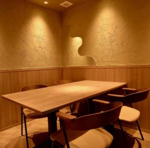 最大8名様の個室をご用意。パーテーションもございますので、4名様席の半個室が2席ご用意できます。記念日や、会食・接待などのおもてなしのご利用に◎※個室のご利用の際はお問い合わせ下さい。