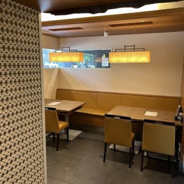 半個室風には４人がけテーブルが２卓。和の要素を取り入れた落ち着いた雰囲気で、リラックスしながら食事をお楽しみください。