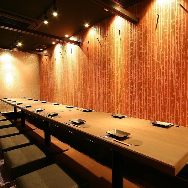 【個室完備】 ご宴会は『楽蔵　池袋西口店』にお任せください！大人数様向けの大型個室では、ゆったりとした楽しいひと時をお過ごしいただけます。中小規模のお食事にピッタリの個室もご用意しているので、ご家族でのご利用や仲間内の飲み会にも。
